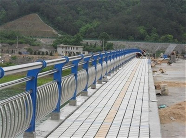 扬州不锈钢桥梁护栏的特性及其在现代建筑中的应用